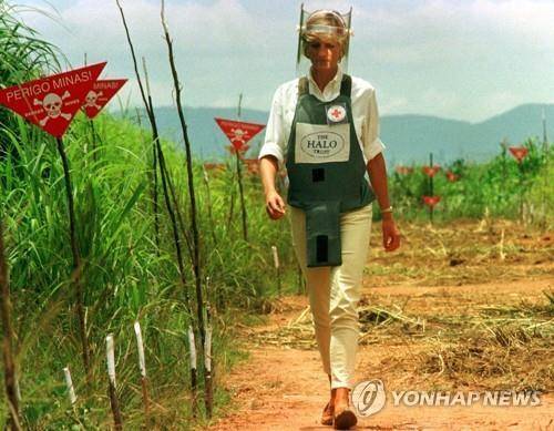 1997년 앙골라 지뢰 매설 현장 방문 당시 다이애나비  [AP 연합뉴스 자료사진. 재판매 및 DB 금지]
