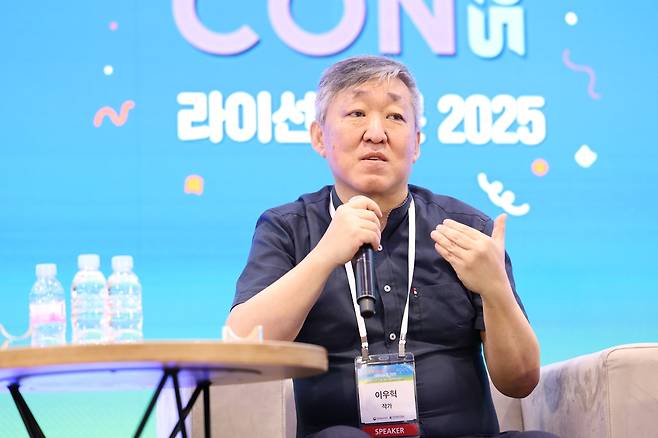 '퇴마록' 이우혁 작가 소설 '퇴마록'의 이우혁 작가가 17일 오후 서울 강남구 코엑스에서 진행된 '라이선싱 콘 2025'에서 발언하고 있다. 문화체육관광부와 한국콘텐츠진흥원이 개최한 이번 행사는 한국 콘텐츠 지적재산(IP)의 확장 전략과 비전을 논의하기 위해 마련됐다. [한국콘텐츠진흥원 제공. 재판매 및 DB 금지]