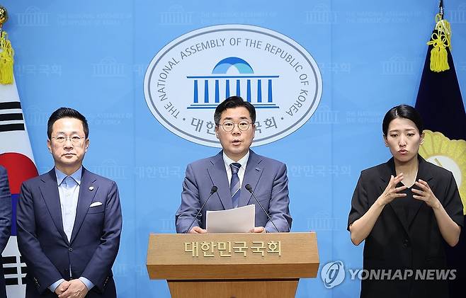 '내란 청문회' 추진 관련 기자회견 하는 박찬대 후보 (서울=연합뉴스) 박동주 기자 = 더불어민주당 박찬대 당 대표 후보가 17일 서울 여의도 국회 소통관에서 '내란 청문회' 추진 관련 기자회견을 하고 있다. 2025.7.17 pdj6635@yna.co.kr