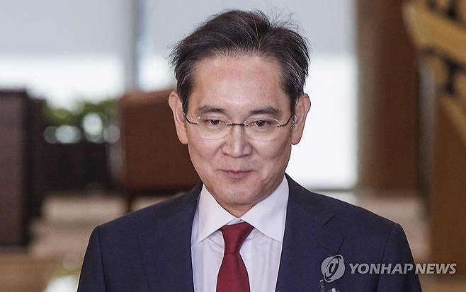 이재용 삼성전자 회장 중국에서 귀국 (서울=연합뉴스) 황광모 기자 = 중국을 방문했던 이재용 삼성전자 회장이 28일 오후 서울 강서구 김포공항을 통해 귀국하고 있다. 2025.3.28 hkmpooh@yna.co.kr