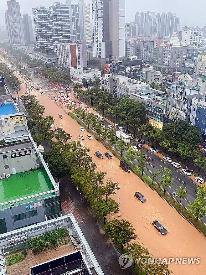 물에 잠긴 광주 도로 (광주=연합뉴스) 호우 특보가 발효된 17일 오후 광주 광산구 쌍암동 한 도로가 흙탕물에 잠겨 있다. 2025.7.17 [독자 제공. 재판매 및 DB 금지] daum@yna.co.kr