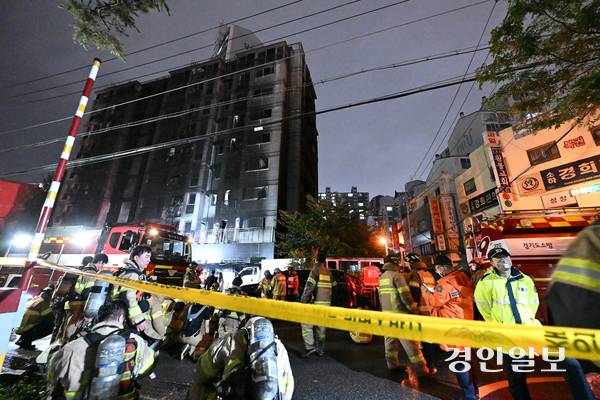 17일 오후 9시 5분께 광명시 소하동의 한 아파트 주차장에서 화재가 발생했다. 18일 화재 현장에서 경찰과 소방 등 관계자들이 분주하게 움직이고 있다. 2025.7.18 /최은성기자 ces7198@kyeongin.com