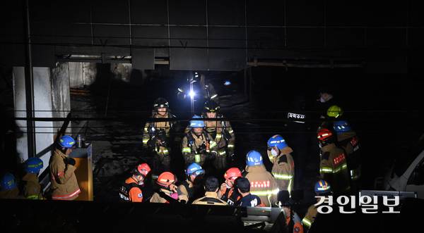 17일 오후 9시 5분께 광명시 소하동의 한 아파트 주차장에서 화재가 발생했다. 18일 화재 현장에서 소방관들이 인명수색을 하고 있다. 2025.7.18 /최은성기자 ces7198@kyeongin.com