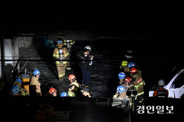17일 오후 9시 5분께 광명시 소하동의 한 아파트 주차장에서 화재가 발생했다. 18일 화재 현장에서 소방관들이 인명 수색을 하고 있다. 2025.7.18 /최은성기자 ces7198@kyeongin.com