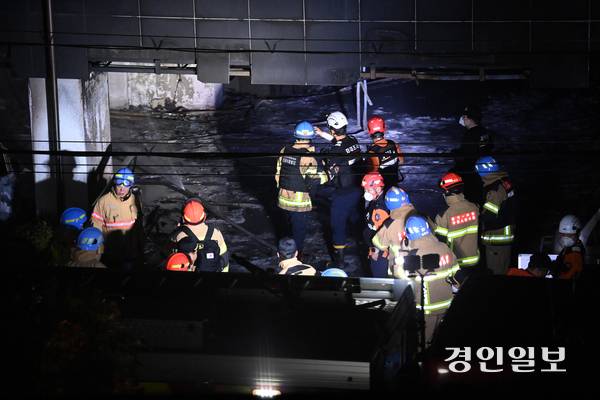 17일 오후 9시 5분께 광명시 소하동의 한 아파트 주차장에서 화재가 발생했다. 18일 화재 현장에서 소방관들이 인명 수색을 하고 있다. 2025.7.18 /최은성기자 ces7198@kyeongin.com