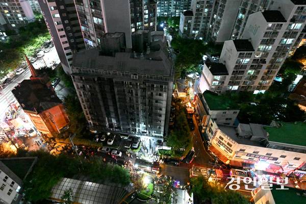 17일 주차장에 불이 나 다수의 중상자가 발생한 광명시 소하동 한 아파트 화재 현장. 2025.7.18 /최은성기자 ces7198@kyeongin.com