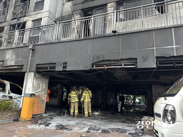 지난 17일 난 불로 주민 3명이 숨진 광명시 소하동의 한 아파트에서 경찰과 소방당국이 현장 감식을 진행하고 있다. 2025.7.18 /목은수기자wood@kyeongin.com