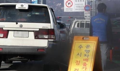 노후차량 배출가스 점검 사진 [사진 = 연합뉴스]