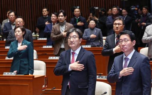 ◇2024년 12월16일 열린 국민의힘 의원총회에서 당시 권성동 원내대표가 국민의례를 하고 있다. 사진=연합뉴스