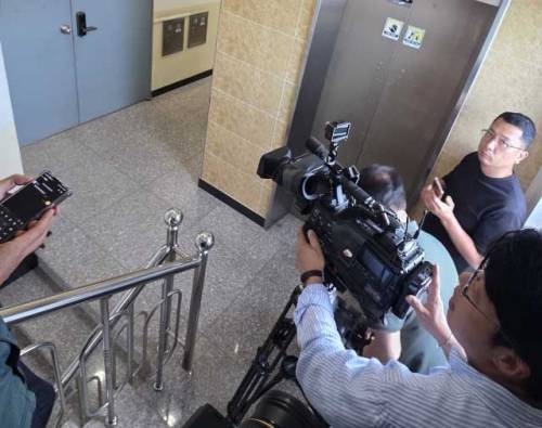 ◇건진법사 진성배씨의 이권 개입 의혹 등을 수사 중인 김건희 특검(특별검사 민중기)이 18일 권성동 국회의원 강릉 사무실에 대한 강제수사에 나섰다.