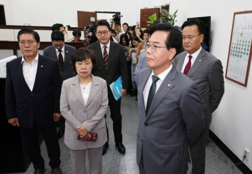 국민의힘 송언석 비대위원장 겸 원내대표를 비롯한 법제사법위원회 위원들이 18일 서울 여의도 국회에서 권성동 의원실 압수 수색 등에 항의하며 국회의장실을 방문하고 있다. 연합뉴스