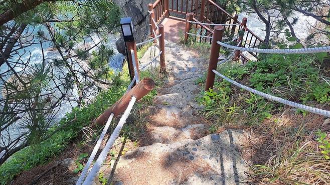 파손된 시설물.&nbsp;