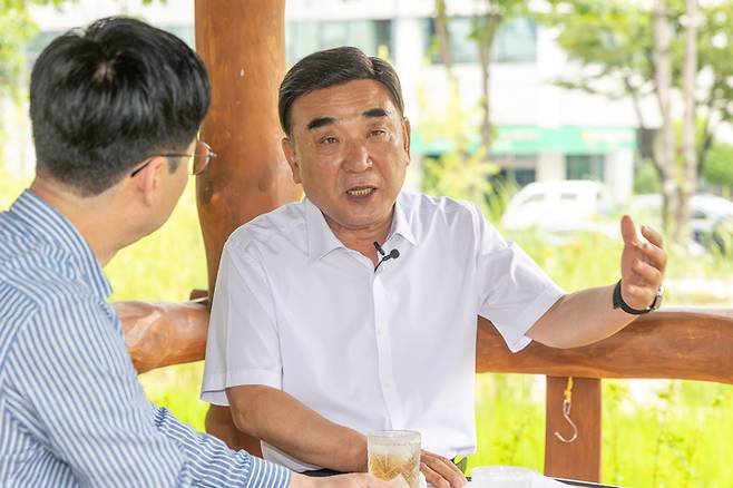 .김두겸 울산시장이 17일 울산시청 생활정원 내 원두막에서 진행한 본지와의 인터뷰에서 반구천의 암각화와 관련한 설명을 하고 있다. 최지원 기자&nbsp;