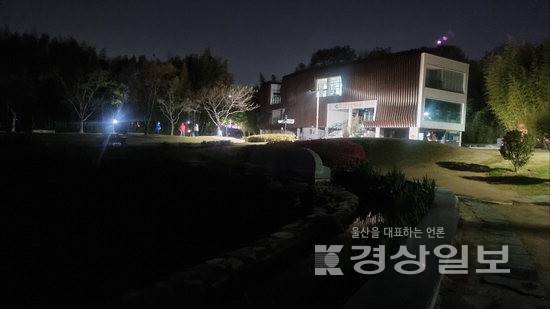 ▲ 울산 중구 오산못 무지개분수 일대. 가로등 외에 별다른 조명이 없어 해가 진 후에는 시야 확보가 어렵다. 울산시 제공