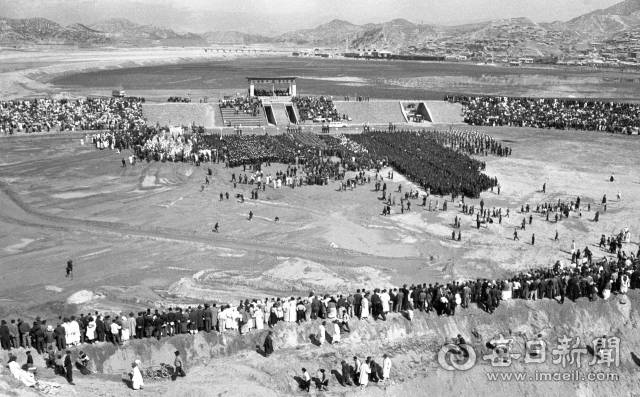 1962년 3월 30일 오전 10시 영주종합운동장에서 열린 수해 복구 준공식. 박정희 국가재건최고회의 의장과 정부 요인을 비롯해 영주 이래 최대 2만 인파가 모였다. 사진=매일아카이빙센터