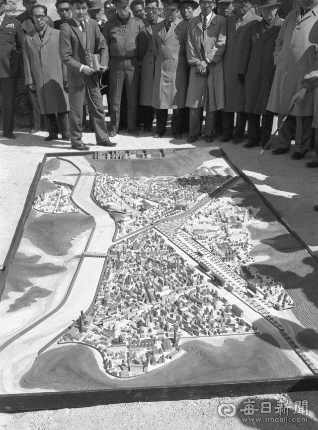 1962년 3월 30일 오전 남원천 수로 변경 통수식장에서 내빈들이 영주 미래 조감도를 살펴보고 있다. 사진=매일아카이빙센터