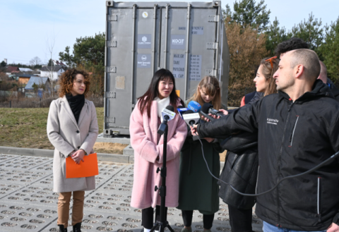 도시농사꾼 큐브밤은 폴란드로 수출됐다. 사진은 폴란드 현지 언론사가 도시농사꾼 전정욱 대표를 취재하고 있다.