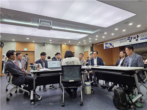 새정부 국정기획위원회가 17일 안동을 방문해 새마을금고 안동·의성 이사장협의회의 현안 사항을 청취하고 있다.