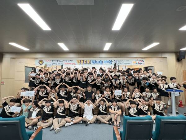 경상북도교육청정보센터가 17일 영천 영동중학교 강당에서 인기 웹툰 '지금 우리 학교는'의 원작자인 주동근 작가 초청 특강을 펼쳤다. 경상북도교육청정보센터