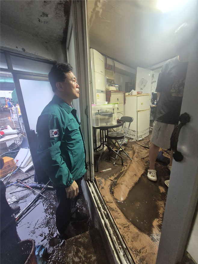 국민의힘 김승수 의원이 17일 대구시 북구 노곡동 재난현장에서 주민과 이야기를 나누고 있다. 김승수 의원실 제공