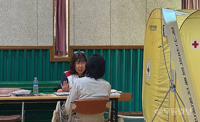 18일 오전 광주 북구 신안동 용봉초등학교 강당에 마련된 이재민 대피소. 한 이재민이 대한적십자사 재난심리회복지원센터에서 상담사로부터 심리상담을 받고 있다.