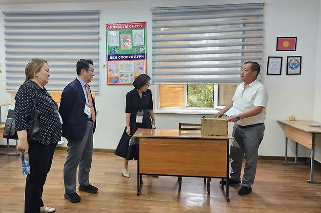 충북교육청 협약체결단이 디지털 인프라 지원 1호 학교로 지정된 비슈케크 21번 학교를 탐방하고 있다