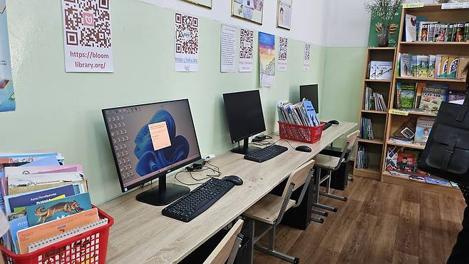 비슈케크 21번 학교의 도서관, 전자책을 읽을 수 있는 디지털 열람 방식이 도입되어 있다