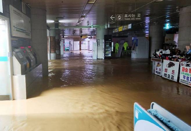 호우 특보가 발효된 17일 오후 광주 서구 마륵동 상무역사가 빗물에 잠겨 있다.(사진=광주시 제공)