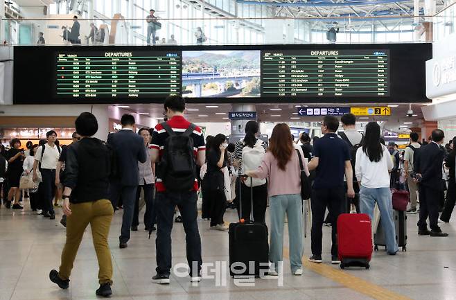중부지방 등에 내린 폭우로 열차 운행 차질이 발생한 가운데 17일 서울역에서 승객들이 지연된 시간표를 살펴보고 있다. 코레일은 이날 경부선 서울역-대전역 일반 열차, 장항선 천안역-익산역, 서해선 홍성역-서화성역 일반열차 운행을 일시 중단했다. KTX는 전 구간 운행중이나  일부 지연 운행 등이 발생했다. (사진=김태형 기자)