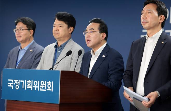 박홍근 국정기획위 기획분과장(오른쪽 두 번째)이 18일 서울 종로구 정부서울청사 창성동 별관에서 전세사기 피해자 간담회 사후 브리핑을 하고 있다.(사진=연합뉴스)