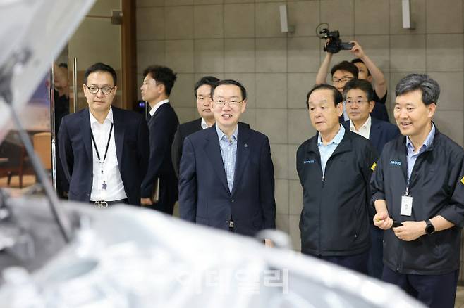 이명구 관세청장(왼쪽 두번째)이 18일 경남 양산시에 소재한 성우하이텍 서창공장을 방문해 자동차부품 생산 현장을 살펴보고 있다. (사진=관세청)