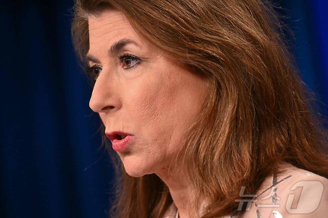 태미 브루스 미국 국무부 대변인이 4월 15일(현지시간) 워싱턴DC 국무부 청사에서 언론 브리핑을 진행하고 있다. 2025.4.15 ⓒ AFP=뉴스1 ⓒ News1 강민경 기자