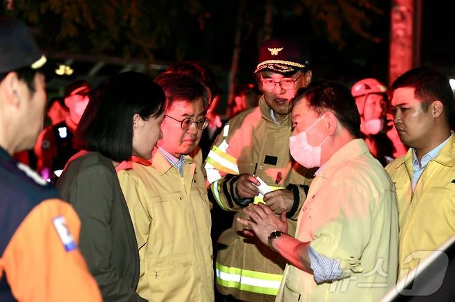 김동연 경기도지사가 17일 광명시 소하동 아파트 화재 현장을 방문해 수습 상황을 전달받고 있다. 앞서 이날 오후 9시 5분께 광명시 소하동 10층짜리 아파트 1층 주차장에서 불이 나 3명이 심정지 상태에 빠졌다.(경기도소방재난본부 제공. 재판매 및 DB 금지)2025.7.18 /뉴스1