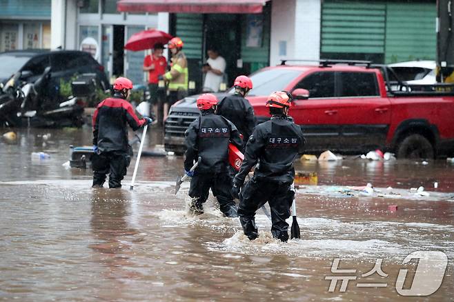 지난 17일 오후 대구 북구 노곡동 마을이 집중호우에 침수돼 119구조대가 주민 구조와 수색을 위해 마을로 들어가고 있다.  2025.7.17/뉴스1 ⓒ News1 공정식 기자