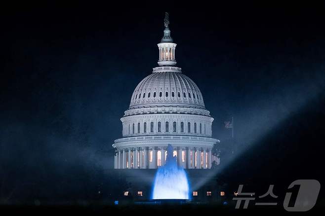 1일(현지시간) 새벽 미국 수도 워싱턴 DC에 위치한 의회 의사당이 환하게 불이 켜져 있다.  2025.7.1 ⓒ AFP=뉴스1 ⓒ News1 신기림 기자