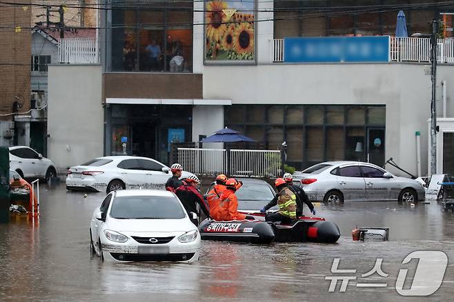 17일 오후 대구 북구 노곡동 마을이 집중호우에 침수돼 119구조대가 고립된 주민을 구조하기 위해 구명보트를 타고 마을로 들어가고 있다. 2025.7.17/뉴스1 ⓒ News1 공정식 기자