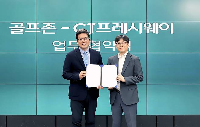 (왼쪽부터)손장순 골프존 플랫폼사업부장과 최석중 CJ프레시웨이 FS사업담당이  업무협약 기념 사진 촬영에 임하고 있다.(CJ프레시웨이 제공)