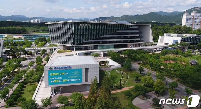 (완주=뉴스1) 강교현 기자 = 전북 완주군이 공동주택 지하 주차장에 설치된 전기차 충전시설 지상 이전 지원에 나선다. 전북 완주군청사 전경/뉴스1 DB