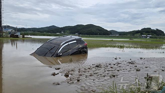 18일 충남 아산시 염치읍 곡교리 고불교 일대가 지난 폭우로 침수 피해가 발생했다. 지난 폭우로 미쳐 빠져 나가지 못한 차량이 물위에 떠 있다. 2025.7.18/뉴스1 ⓒ News1 이시우 기자