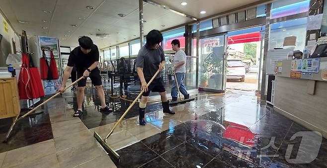 18일 충남 아산시 염치읍 한우거리 식당 직원들이 지난 폭우로 물에 잠겼던 가재도구와 내부 집기류를 정리하고 있다. 2025.7.18./뉴스1 ⓒ News1 이시우 기자