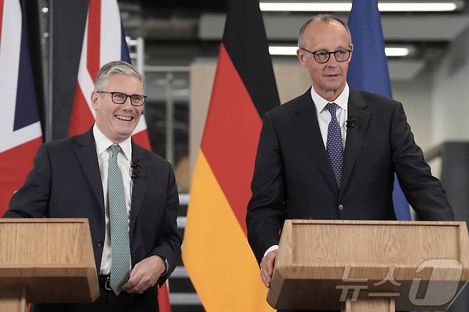 프리드리히 메르츠 독일 총리(오른쪽)가 17일(현지시간) 영국을 방문해 키어 스타머 영국 총리와 회담하고 기자회견을 진행하고 있다. 2025.07.17 ⓒ 로이터=뉴스1 ⓒ News1 이지예 객원기자