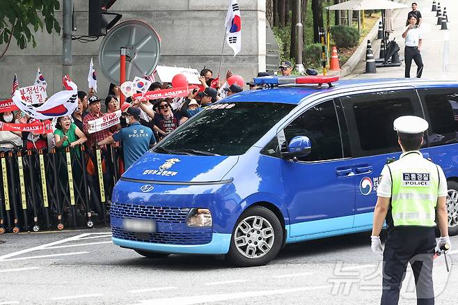 18일 오후 서울 서초구 서울중앙지방법원에서 구속적부심사 심문을 마친 윤석열 전 대통령이 탑승한 호송차량이 서울구치소로 향하고 있다. 2025.7.18/뉴스1 ⓒ News1 민경석 기자