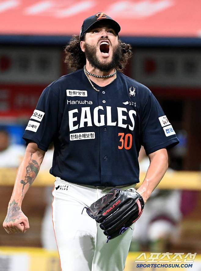 4일 고척스카이돔에서 열린 한화와 키움의 경기, 7회말 폰세가 김건희를 삼진처리하며 이닝을 끝낸 후 환호하고 있다. 고척=허상욱 기자wook@sportschosun.com/2025.07.04/