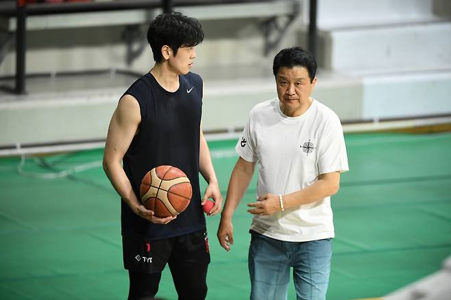 팀 훈련 중 변준형과 대화하고 있는 유도훈 정관장 감독. 사진제공=KBL