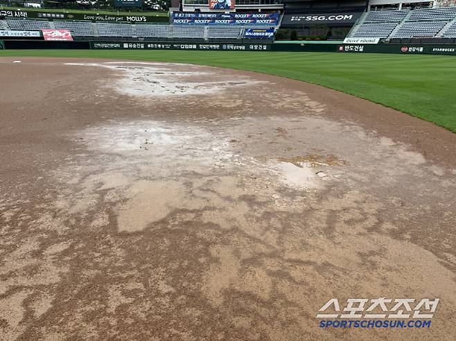 물이 고인 랜더스필드 내야. 사진=나유리 기자