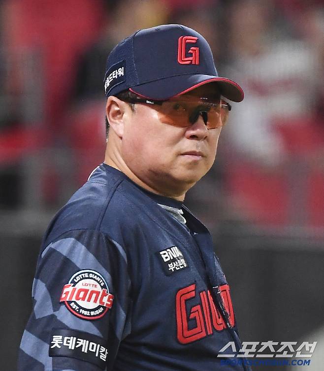 6일 광주 기아 챔피언스필드에서 열린 롯데-KIA전. 롯데가 5대2로 승리했다. 김태형 감독이 선수들을 맞이하고 있다. 광주=정재근 기자 cjg@sportschosun.com/2025.7.6/