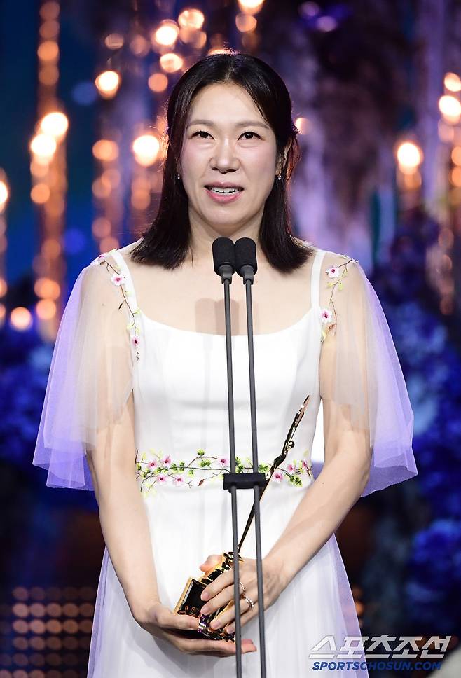 제4회 청룡시리즈어워즈(Bluedragon Series Awards)가 18일 인천 파라다이스시티에서 열렸다. 여우조연상을 수상한 염혜란이 수상 소감을 말하고 있다. 인천=허상욱 기자 wook@sportschosun.com/2025.07.18/