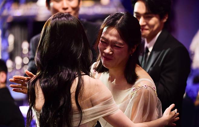 제4회 청룡시리즈어워즈(Bluedragon Series Awards)가 18일 인천 파라다이스시티에서 열렸다. 여우조연상을 수상한 염혜란을 아이유가 안아주고 있다. 인천=허상욱 기자 wook@sportschosun.com/2025.07.18/