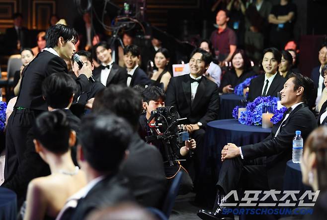 제4회 청룡시리즈어워즈(Blue Dragon Series Awards)가 18일 인천 파라다이스시티에서 열렸다. 임시완이 축하공연 때 이병헌 앞에서 노래를 부르고 있다. 인천=정재근 기자cjg@sportschosun.com/2025.07.18/