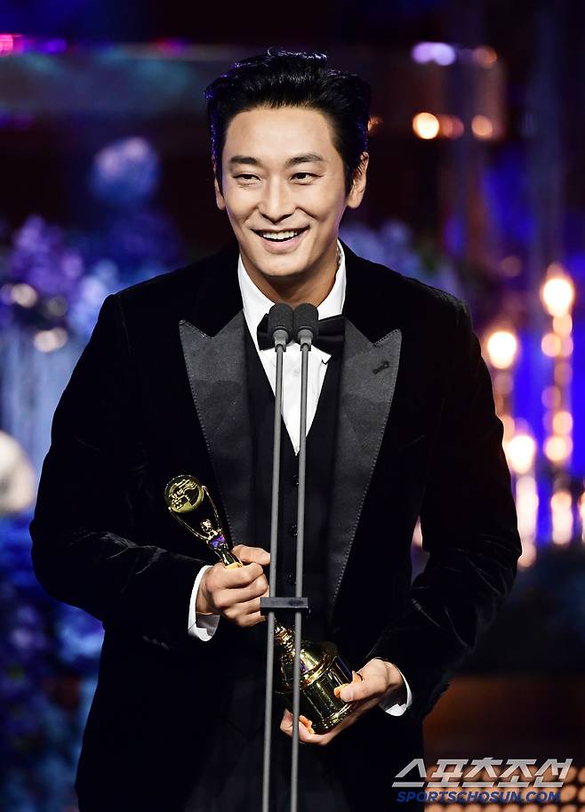 제4회 청룡시리즈어워즈(Bluedragon Series Awards)가 18일 인천 파라다이스시티에서 열렸다. 남우주연상을 수상한 주지훈이 수상 소감을 말하고 있다. 인천=허상욱 기자 wook@sportschosun.com/2025.07.18/